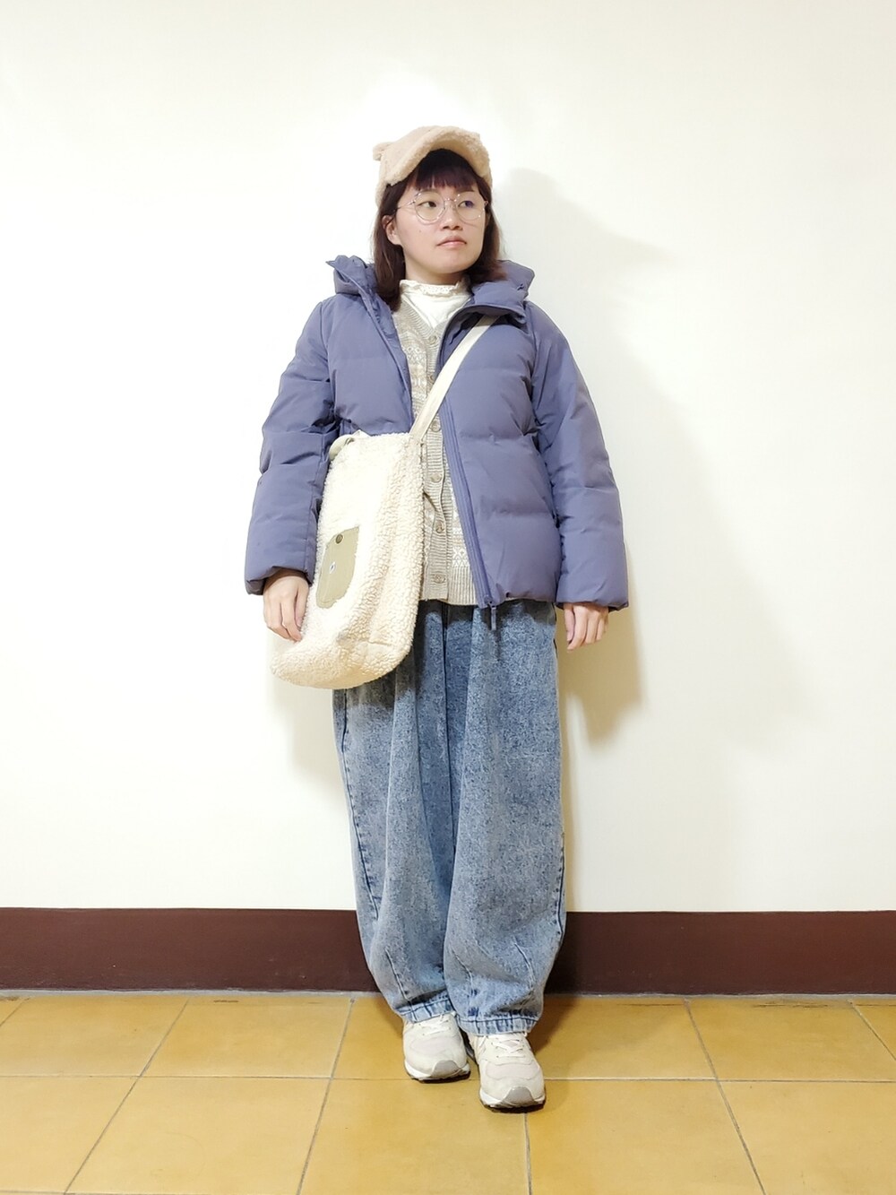 ホワイト系のTシャツ/カットソー、ベージュ系のベスト、ブルー系のデニムパンツを着用したレディースの春コーディネートの2枚目の写真