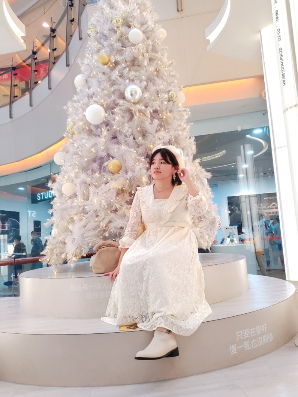 「新星WEARISTAにエントリー、ootd、大人カジュアル、大人コーデ、大人女子、低身長、低身長女子、淡色コーデ、淡色女子、洋裝」｜「Lady Closetのアイテム（ワンピース、ホワイト系）」を使った、呱呱🍯さん（レディース・152cm）の冬コーディネートの2枚目の写真