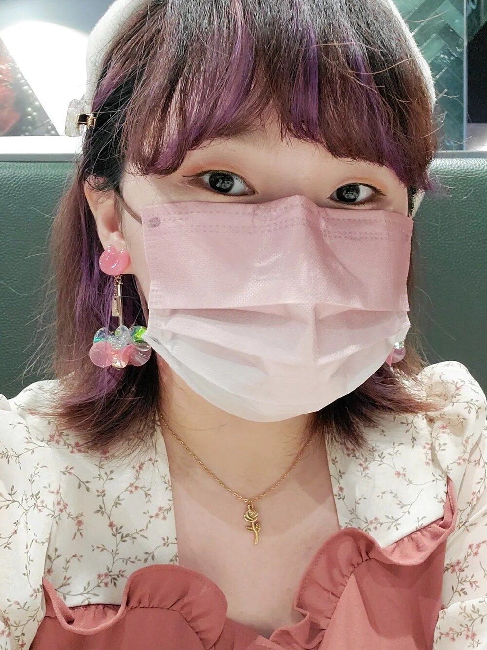 レッド系のシャツワンピース、ブラウン系のブーツ、ピンク系のショルダーバッグを着用したレディースの冬コーディネートの2枚目の写真