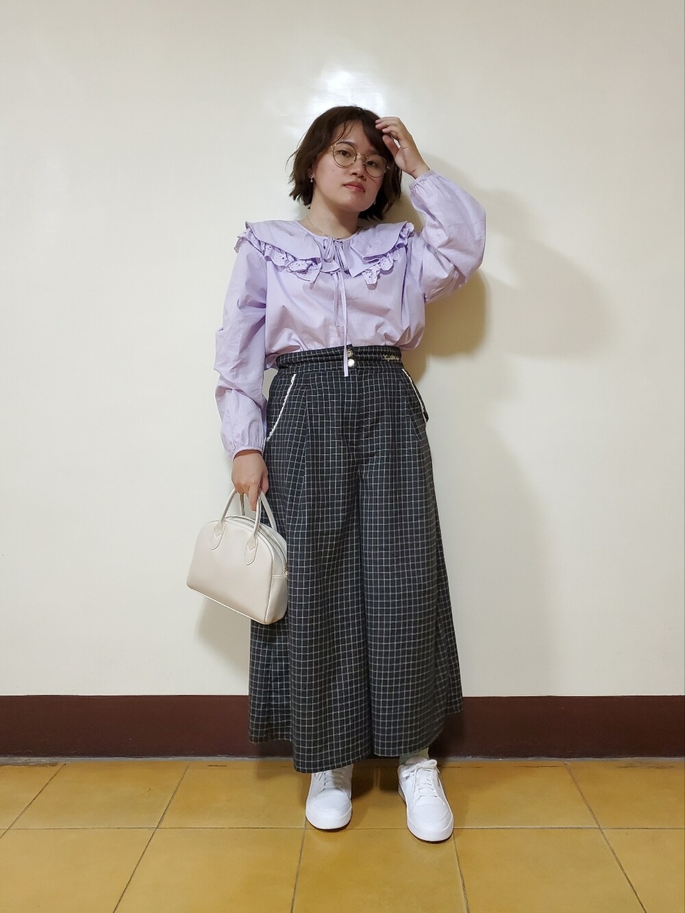 「春コーデ、夏コーデ、大人カジュアル、大人コーデ、チェック柄に恋してる、チェック柄、チェック柄パンツ、パンツ、低身長」｜「KoreaのA37 0220(強推)雙胞胎歐膩家雙層荷葉布蕾絲綁帶上衣2色（シャツ/ブラウス、パープル系）」を使った、呱呱🍯さん（レディース・152cm）の春コーディネートの3枚目の写真