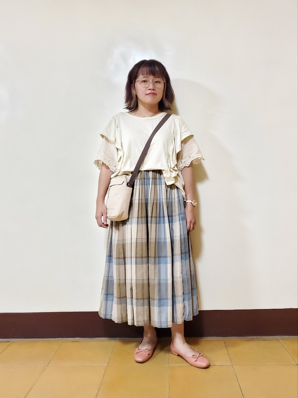 ホワイト系のTシャツ/カットソー、ブルー系のスカート、オレンジ系のバレエシューズを着用したレディースの秋コーディネートの3枚目の写真