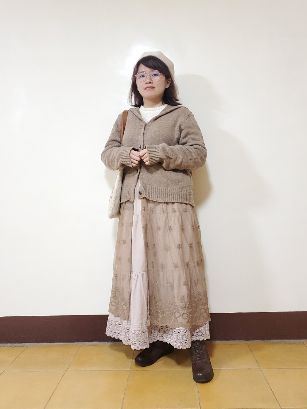 ブラウン系のジャケット/アウター、ホワイト系のニット/セーター、ベージュ系のスカートを着用したレディースの冬コーディネートの2枚目の写真