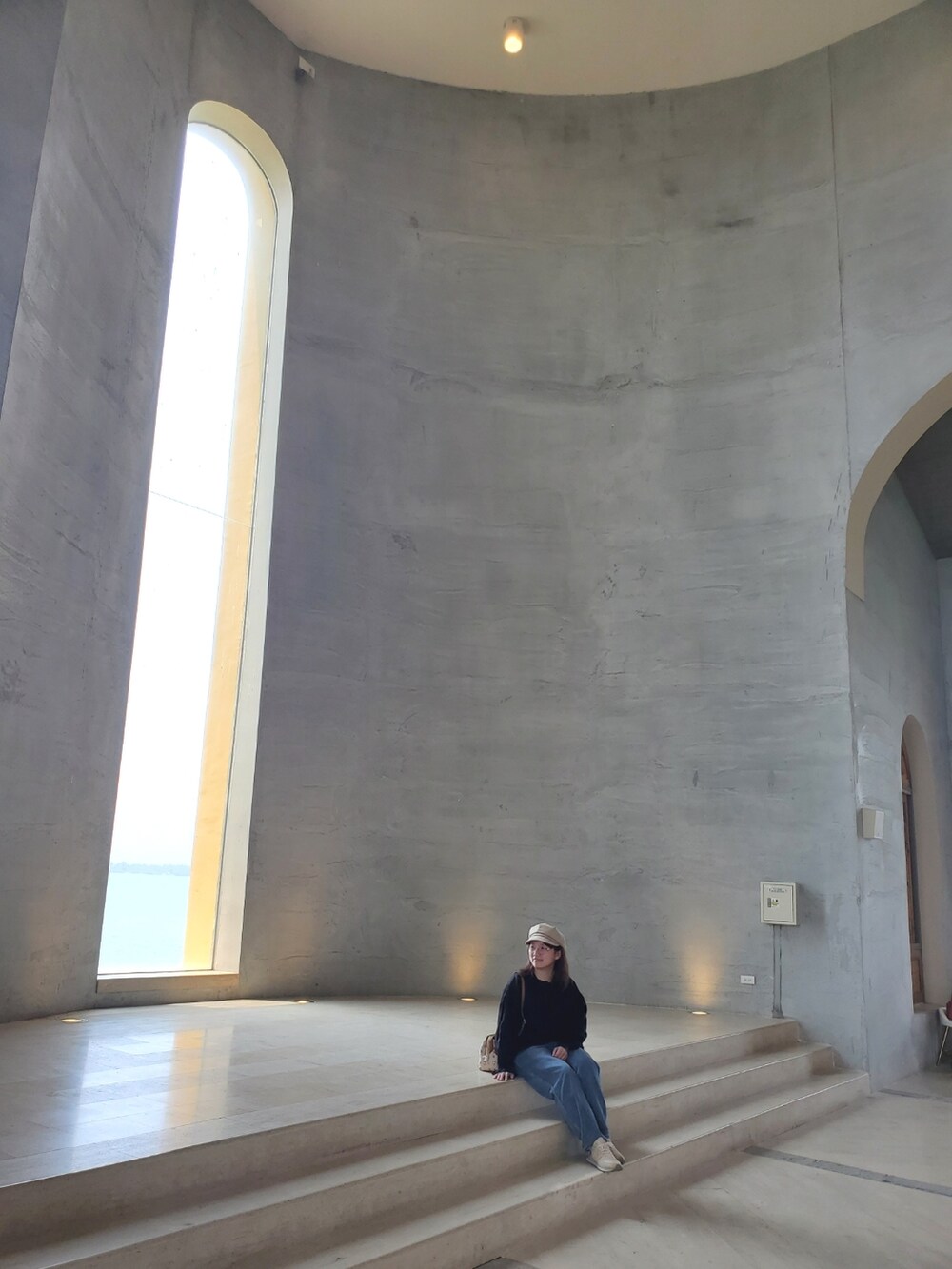 ブラック系のシャツ/ブラウス、ブルー系のデニムパンツ、ベージュ系のシューズを着用したレディースの夏コーディネートの3枚目の写真