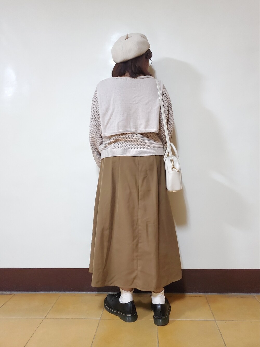 ホワイト系のカーディガン/ボレロ、ピンク系のTシャツ/カットソー、イエロー系のスカートを着用したレディースの秋コーディネートの3枚目の写真