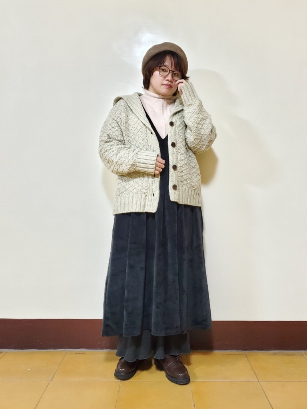 ベージュ系のニット/セーター、ピンク系のニット/セーター、ブラック系のジャンパースカートを着用したレディースの冬コーディネートの3枚目の写真