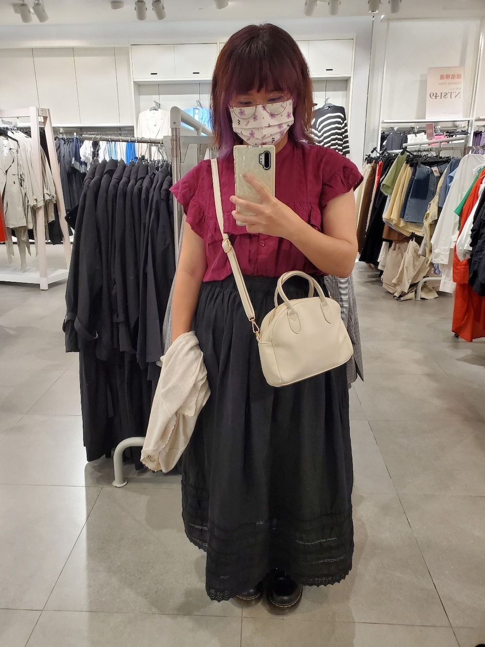「大人カジュアル、大人コーデ、刺繍、刺繍シャツ、秋コーデ、秋のコーデ」｜「Samansa Mos2のフリル切替フレンチスリーブブラウス（シャツ/ブラウス、レッド系）」を使った、呱呱🍯さん（レディース・152cm）の秋コーディネートの4枚目の写真