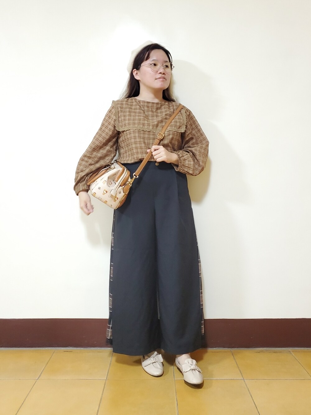 イエロー系のシャツ/ブラウス、ブラック系のその他パンツ、ピンク系のシューズを着用したレディースの夏コーディネートの2枚目の写真