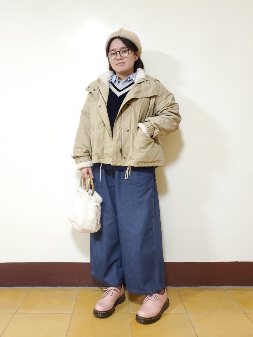 「新星WEARISTAにエントリー、ootd、街頭穿搭、休閒、復古、大人カジュアル、大人コーデ、低身長コーデ、低身長」｜「earth music&ecologyのライン入りケーブルニットベスト（ニット/セーター、ブルー系）」を使った、呱呱🍯さん（レディース・152cm）の冬コーディネートの2枚目の写真