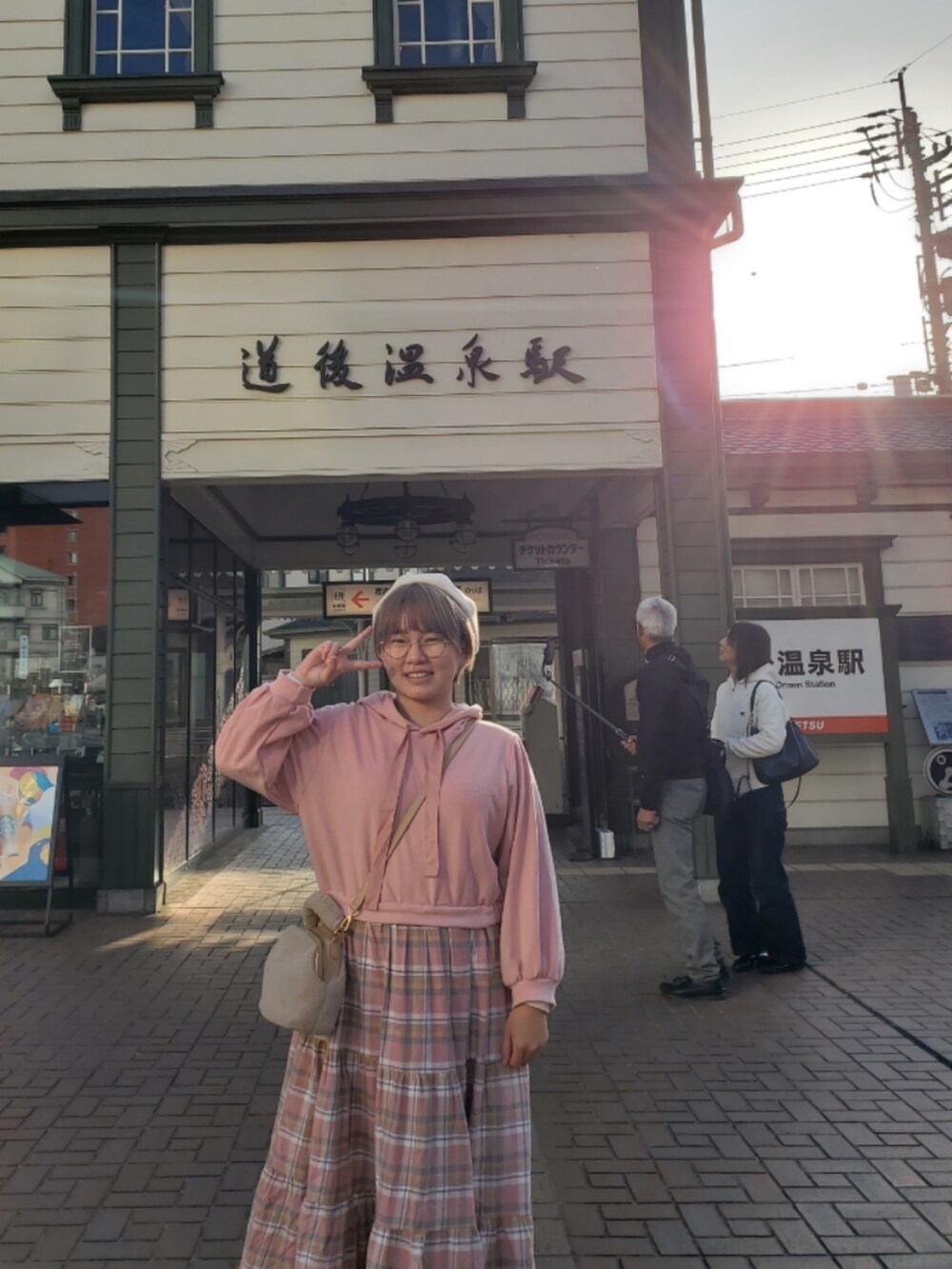 ピンク系のワンピース/ドレス、ベージュ系のスニーカー、ベージュ系のトートバッグを着用したレディースの春コーディネートの2枚目の写真