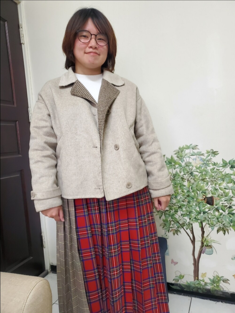 ベージュ系のその他アウター、ホワイト系のニット/セーター、ブラック系のスカートを着用したレディースの春コーディネートの3枚目の写真