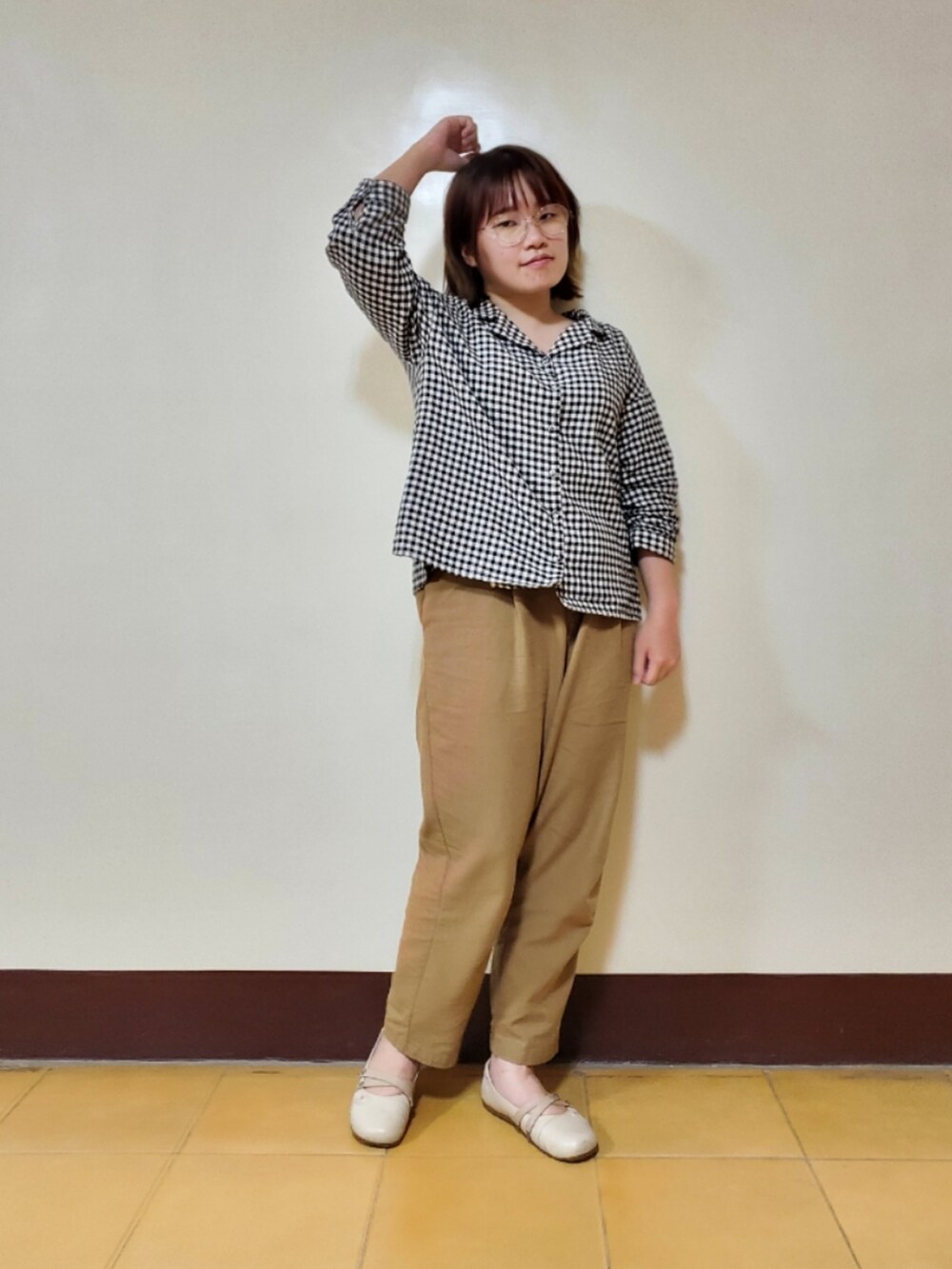 グレー系のシャツ/ブラウス、ベージュ系のその他パンツ、ベージュ系のスリッポンを着用したレディースの夏コーディネートの2枚目の写真