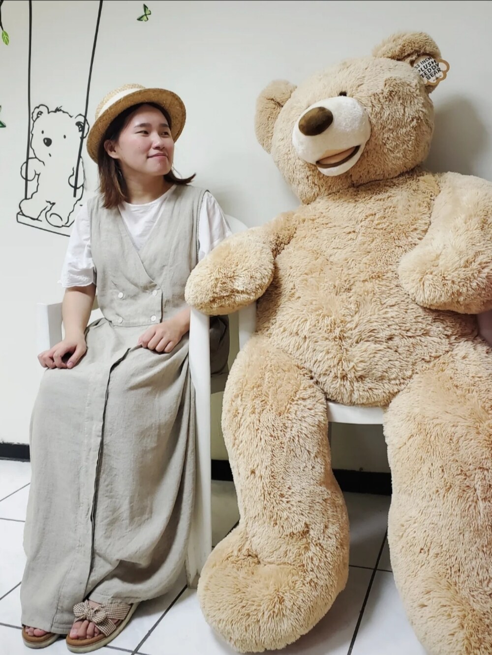 ベージュ系のワンピース、ホワイト系のシャツ/ブラウス、ブラウン系のサンダルを着用したレディースの秋コーディネートの4枚目の写真