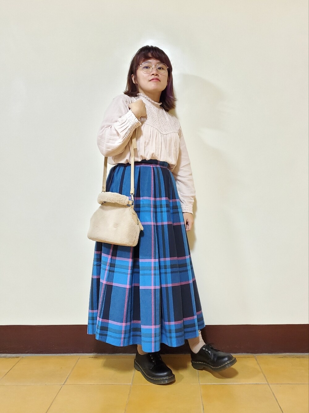ベージュ系のノーカラージャケット、ピンク系のシャツ/ブラウス、ブルー系のスカートを着用したレディースの秋コーディネートの2枚目の写真