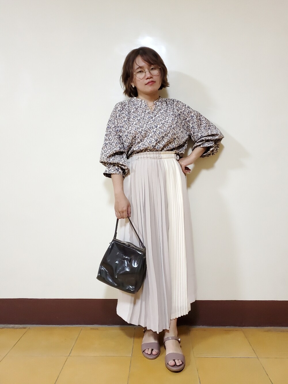 「春コーデ、春夏コーデ、大人カジュアル、大人コーデ、大人女子、異素材、切り替え、花柄、花柄シャツ」｜「YECCA VECCAの2way花柄ボリューム袖ブラウス（シャツ/ブラウス、ホワイト系）」を使った、呱呱🍯さん（レディース・152cm）の夏コーディネートの4枚目の写真