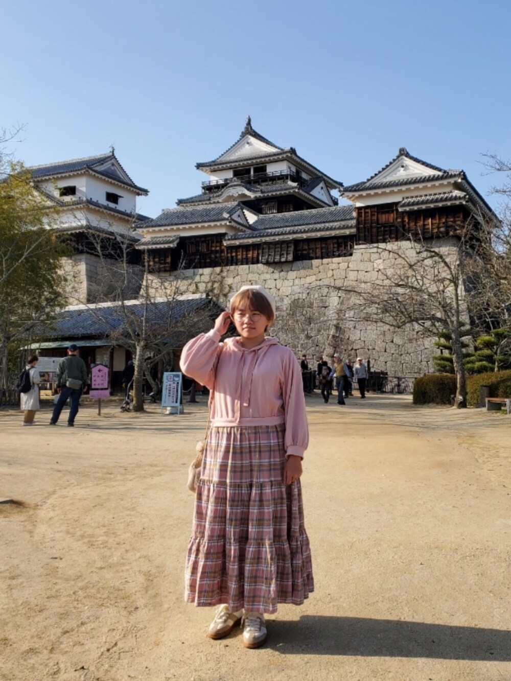 ピンク系のワンピース/ドレス、ベージュ系のスニーカー、ベージュ系のトートバッグを着用したレディースの春コーディネートの3枚目の写真