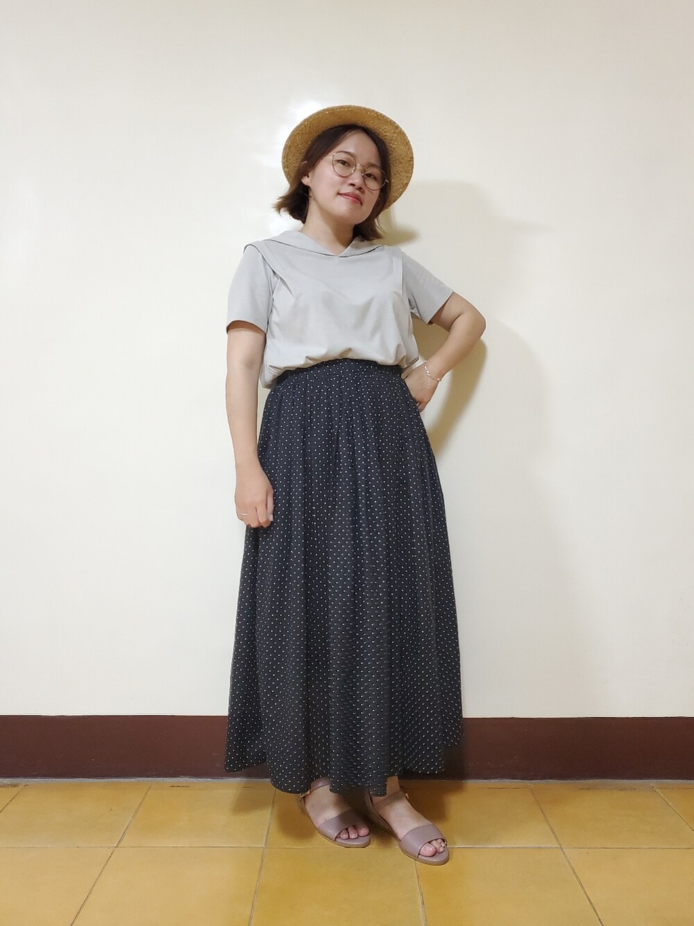 グリーン系のTシャツ/カットソー、ブラック系のスカート、ピンク系のサンダルを着用したレディースの夏コーディネートの2枚目の写真