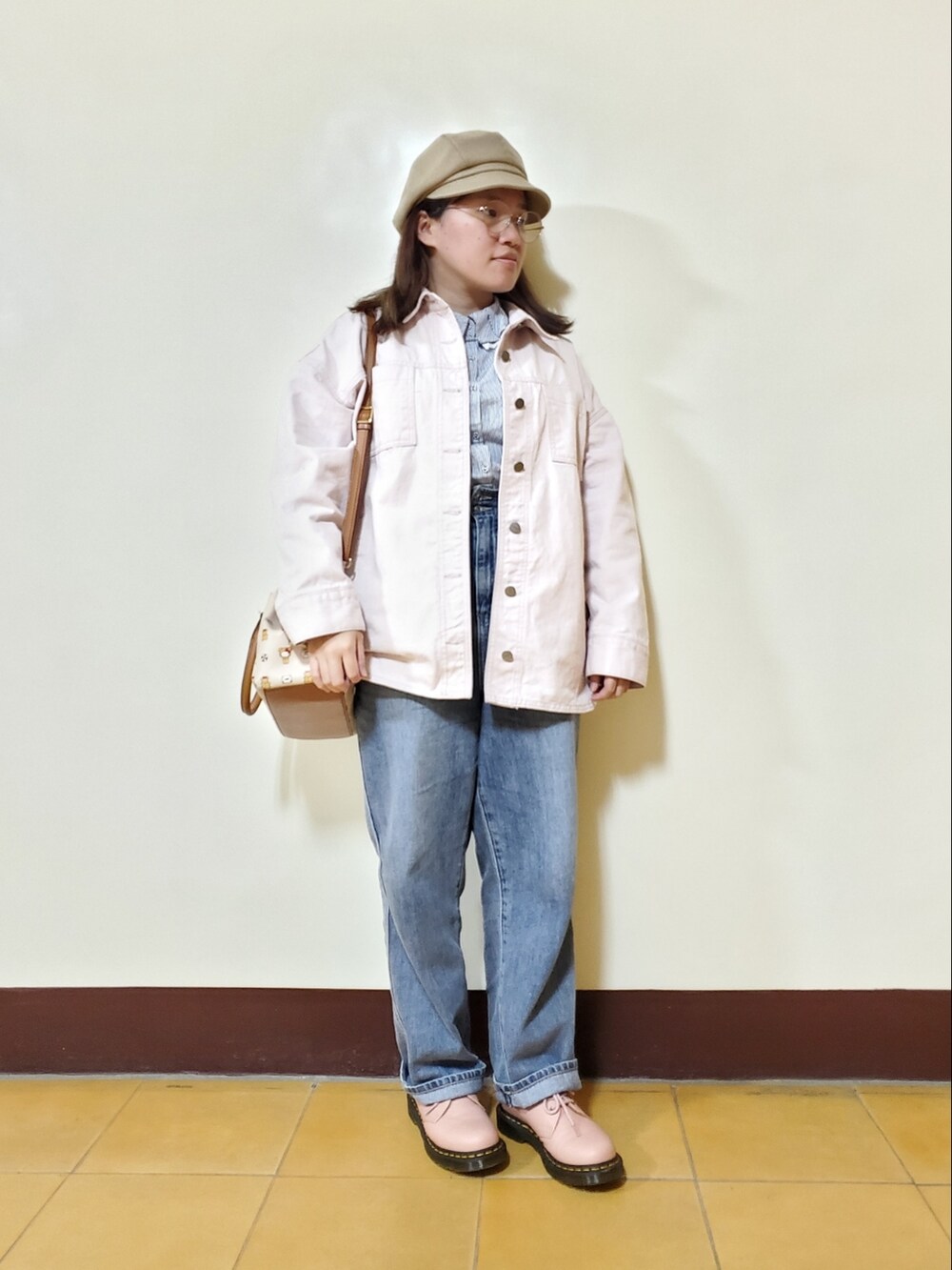 ブルー系のシャツ/ブラウス、ブルー系のデニムパンツ、ピンク系のシューズを着用したレディースの夏コーディネートの2枚目の写真