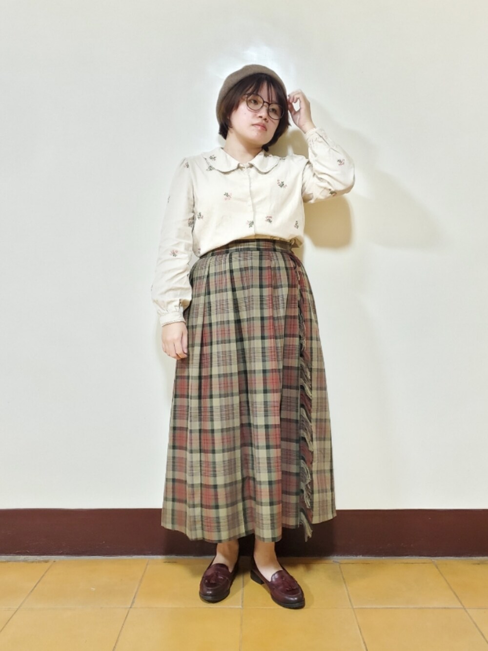 「冬を彩る色いろコーデ、ootd、街頭穿搭、復古、低身長、低身長コーデ、大人カジュアル、大人コーデ、刺繍、刺繍シャツ、冬コーデ」｜「Koreaのアイテム（シャツ/ブラウス、ベージュ系）」を使った、呱呱🍯さん（レディース・152cm）の冬コーディネートの2枚目の写真
