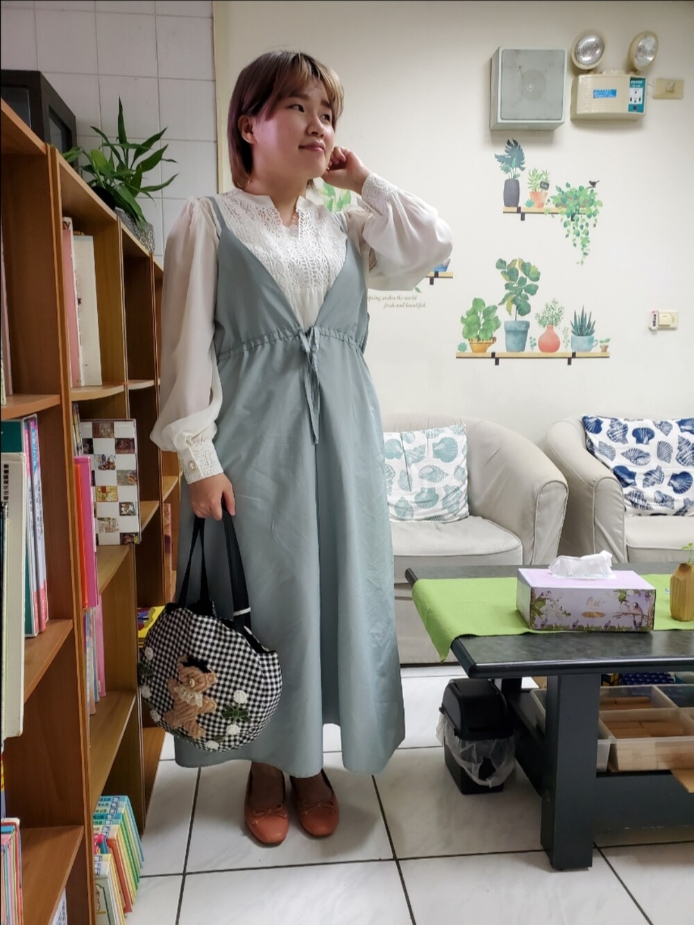 グリーン系のジャンパースカート、ホワイト系のトップス、ホワイト系のキャミソールを着用したレディースの夏コーディネートの2枚目の写真