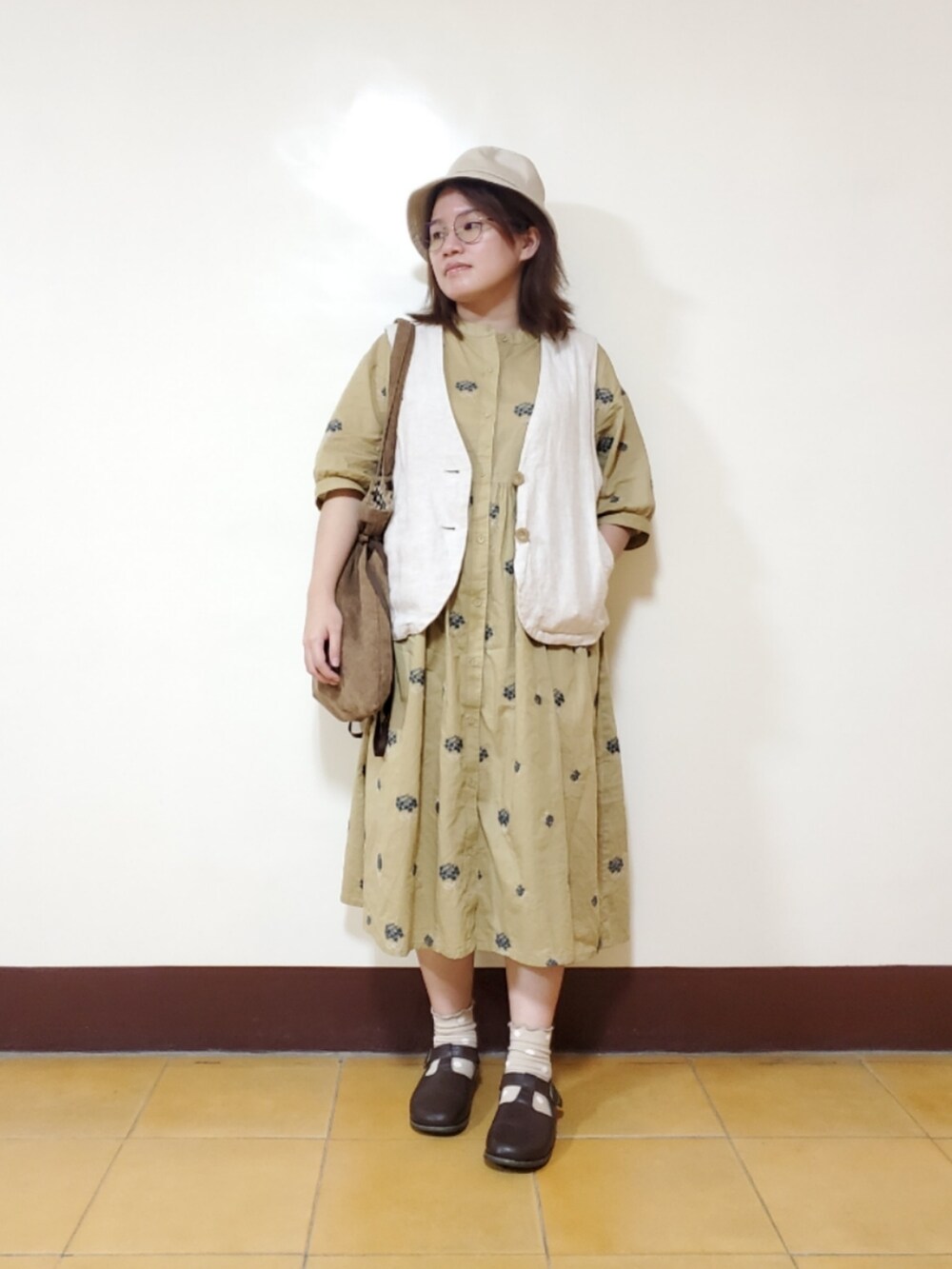「秋服まるっと大公開、ootd、街頭穿搭、休閒、復古、大人カジュアル、大人かわいい、低身長、低身長女子、刺繍、刺繍ワンピース、色違いコーデ」｜「no brandの100%純亞麻背心（ベスト、ベージュ系）」を使った、呱呱🍯さん（レディース・152cm）の秋コーディネートの2枚目の写真