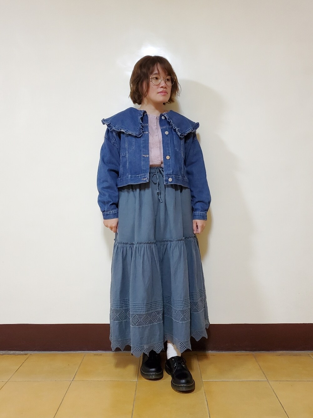 「春コーデ、夏コーデ、大人カジュアル、大人コーデ、色違いコーデ、差し色、低身長、韓国ファッション、Samansa Mos2、Dr.Martens」｜「KoreaのA41 0220(強推)雙胞胎歐膩家微甜大翻領荷葉牛仔外套（デニムジャケット、ブルー系）」を使った、呱呱🍯さん（レディース・152cm）の春コーディネートの2枚目の写真