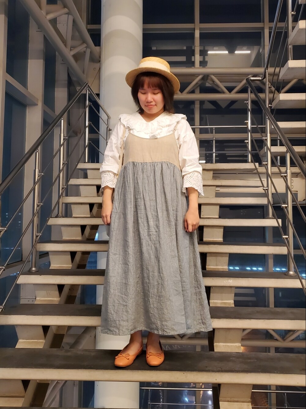 ホワイト系のシャツ/ブラウス、グリーン系のジャンパースカート、オレンジ系のバレエシューズを着用したレディースの夏コーディネートの3枚目の写真