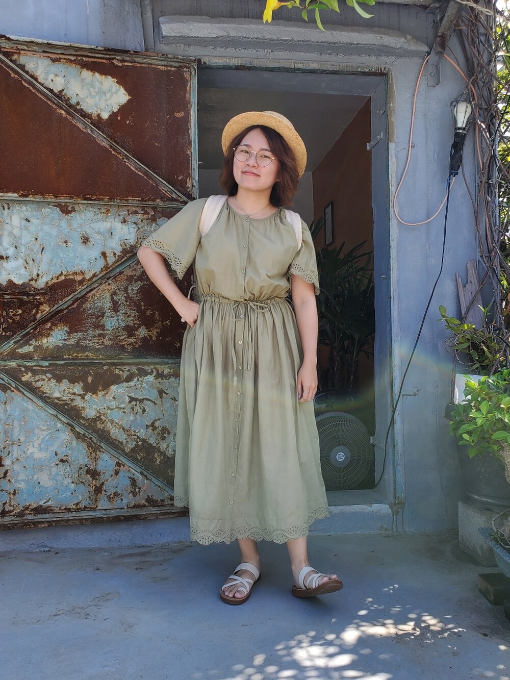 グリーン系のワンピース、ホワイト系のサンダル、ベージュ系のバックパック/リュックを着用したレディースの夏コーディネートの4枚目の写真