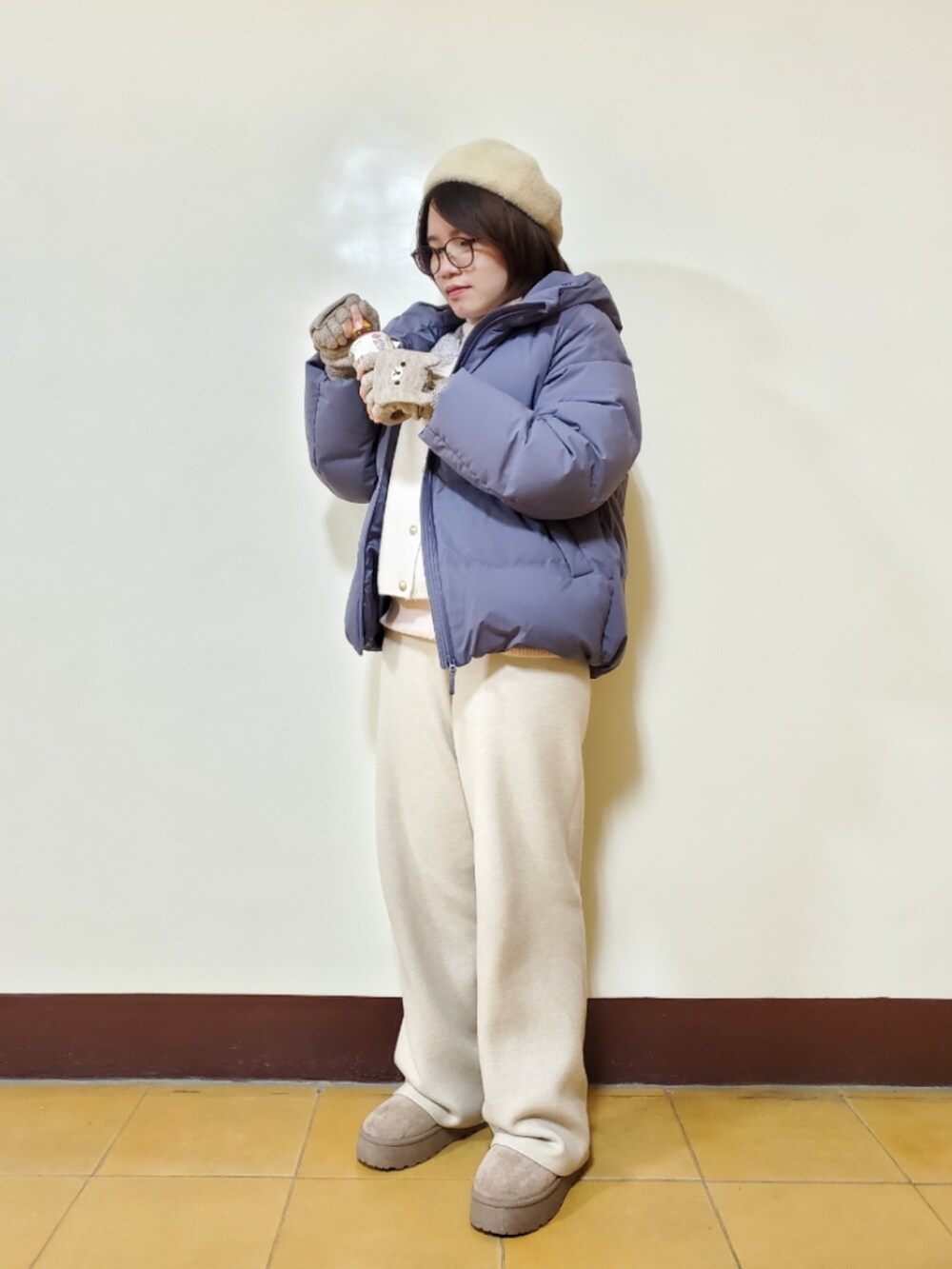 「新星WEARISTAにエントリー、ootd、街頭穿搭、休閒、冬コーデ、淡色コーデ、色違いコーデ、低身長、低身長コーデ、大人カジュアル、大人コーデ」｜「UNIQLOの無縫羽絨連帽外套 BLUE  L（ダウンジャケット/コート、ブルー系）」を使った、呱呱🍯さん（レディース・152cm）の冬コーディネートの4枚目の写真