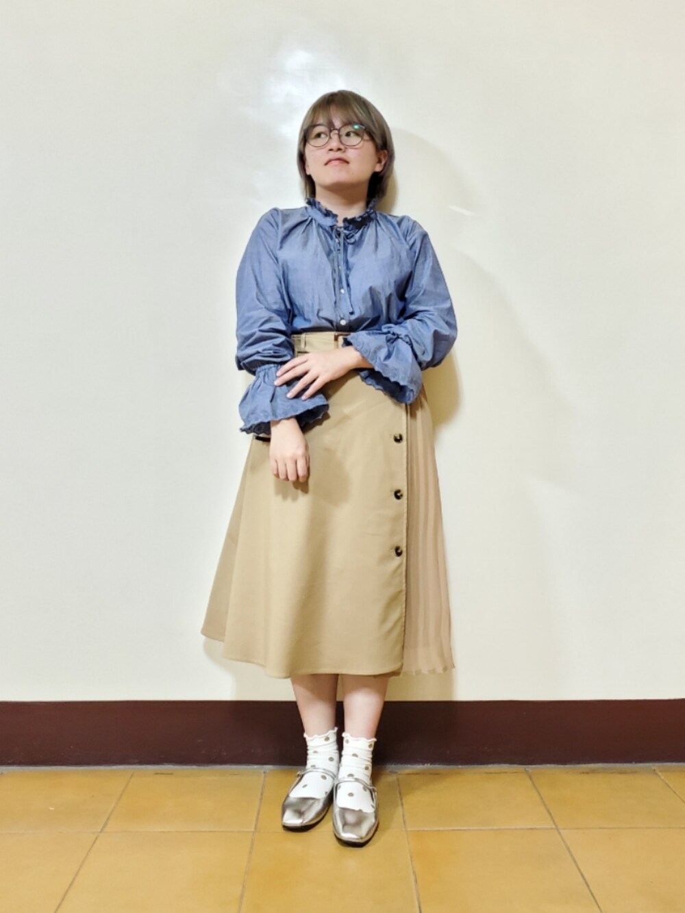 ブルー系のシャツ/ブラウス、ブラウン系のスカート、シルバー系のバレエシューズを着用したレディースの春コーディネートの2枚目の写真