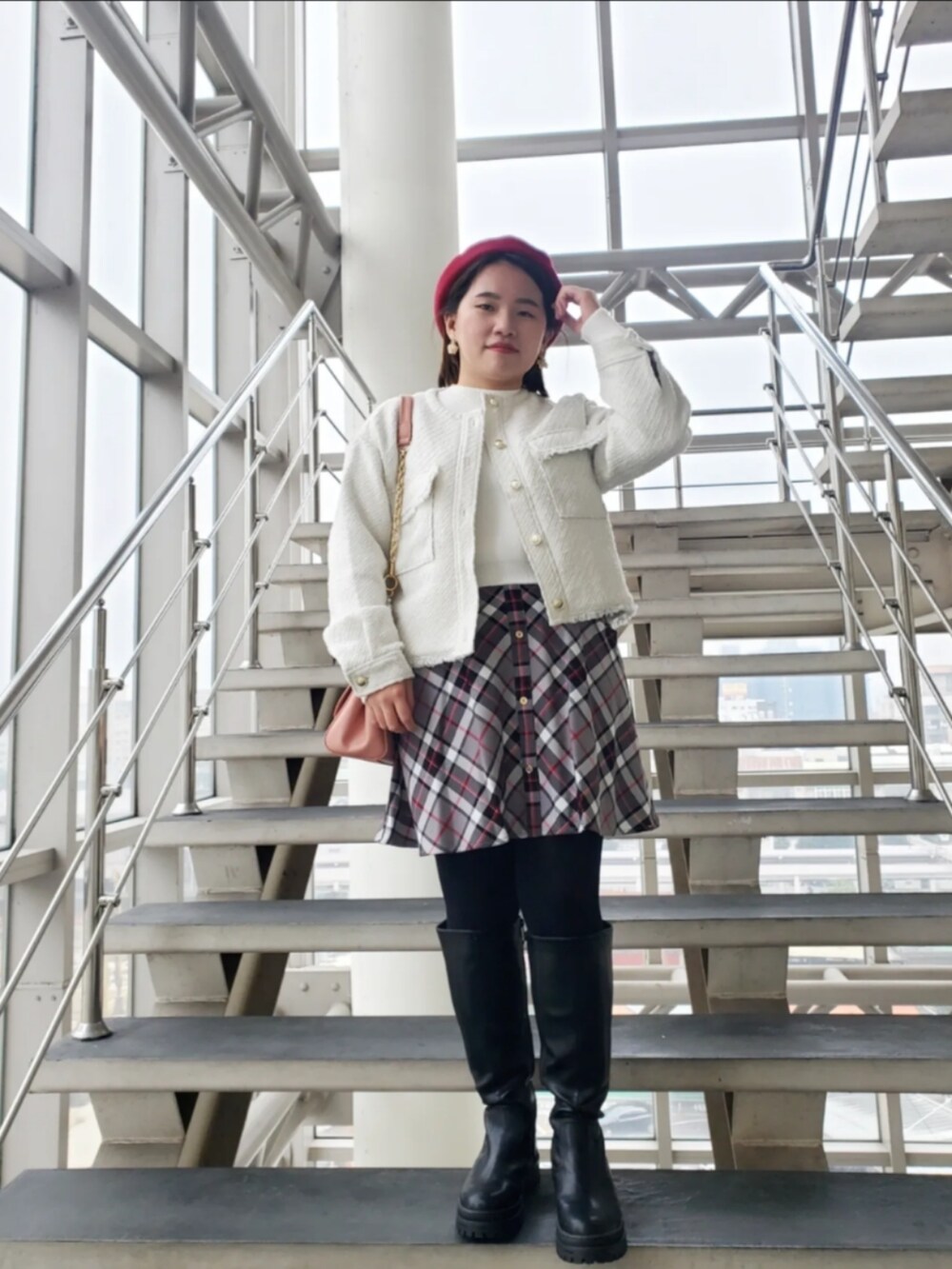 「ootd、大人カジュアル、大人女子、低身長、低身長女子、街頭穿搭、大人コーデ、復古、vintage、差し色、新年一発目」｜「Te chichi TERRASSEの【日比谷花壇コラボ】ツイードノーカラージャケット（ノーカラージャケット、ホワイト系）」を使った、呱呱🍯さん（レディース・152cm）の冬コーディネートの2枚目の写真