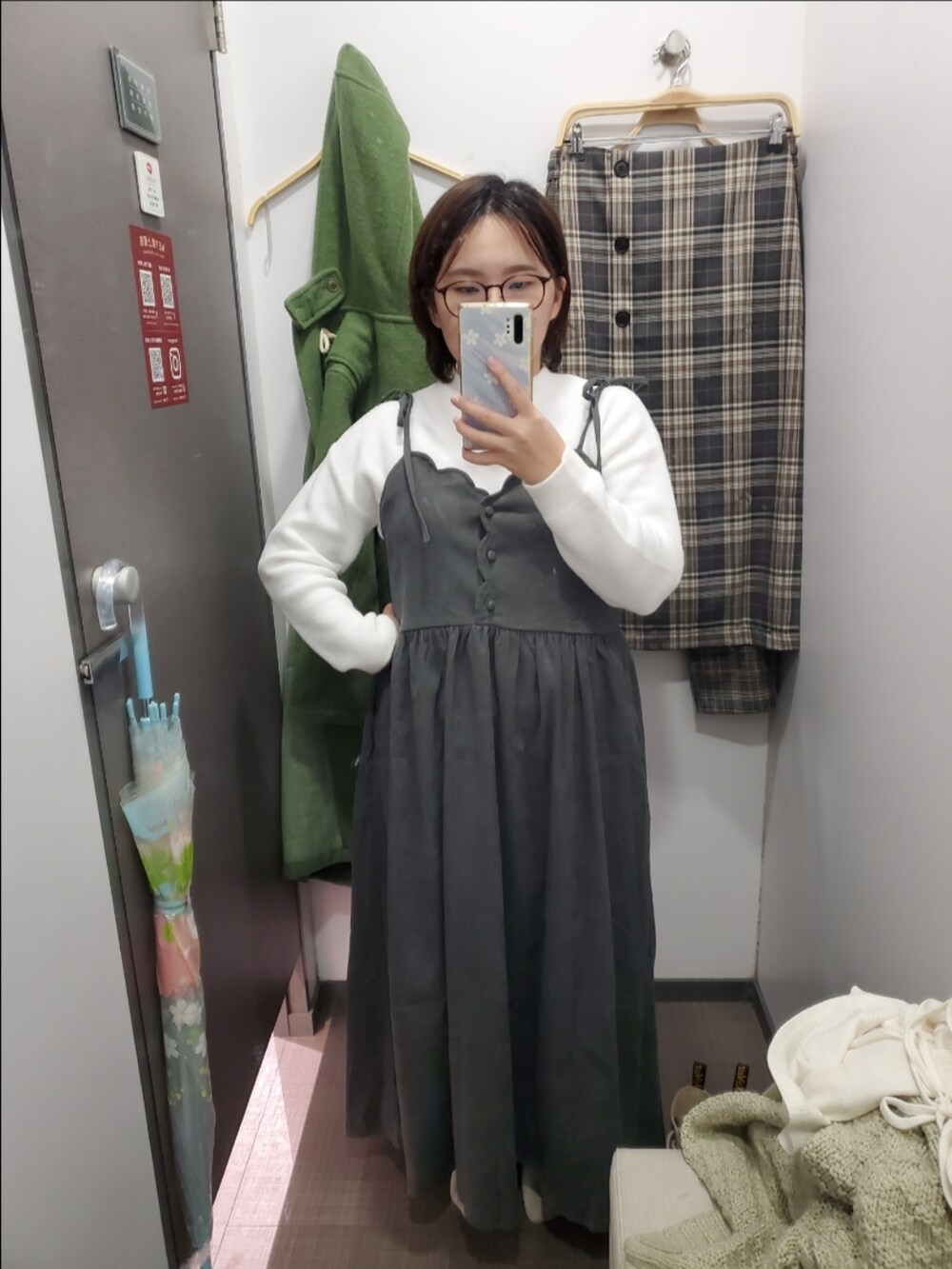 「新星WEARISTAにエントリー、ootd、秋冬コーデ、低身長、低身長女子、大人カジュアル、大人かわいい」｜「QUEEN SHOPのアイテム（ワンピース/ドレス、グレー系）」を使った、呱呱🍯さん（レディース・152cm）の冬コーディネートの3枚目の写真