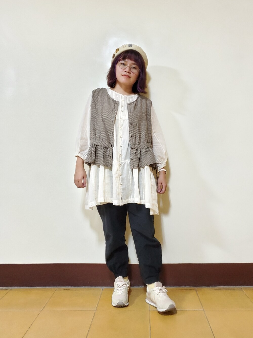 グレー系のベスト、ホワイト系のシャツ/ブラウス、ブラック系のその他パンツを着用したレディースの秋コーディネートの3枚目の写真