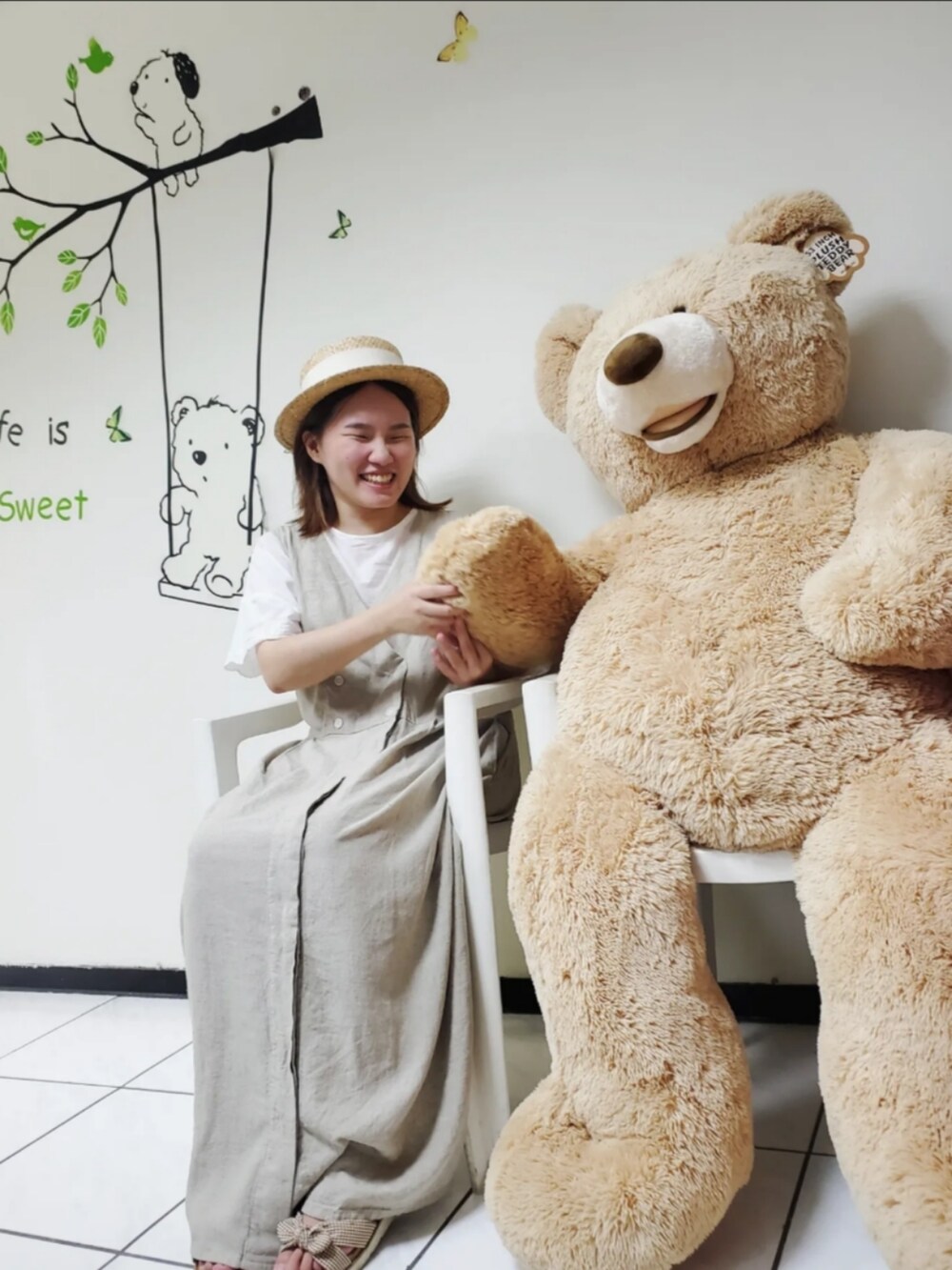 ベージュ系のワンピース、ホワイト系のシャツ/ブラウス、ブラウン系のサンダルを着用したレディースの秋コーディネートの2枚目の写真
