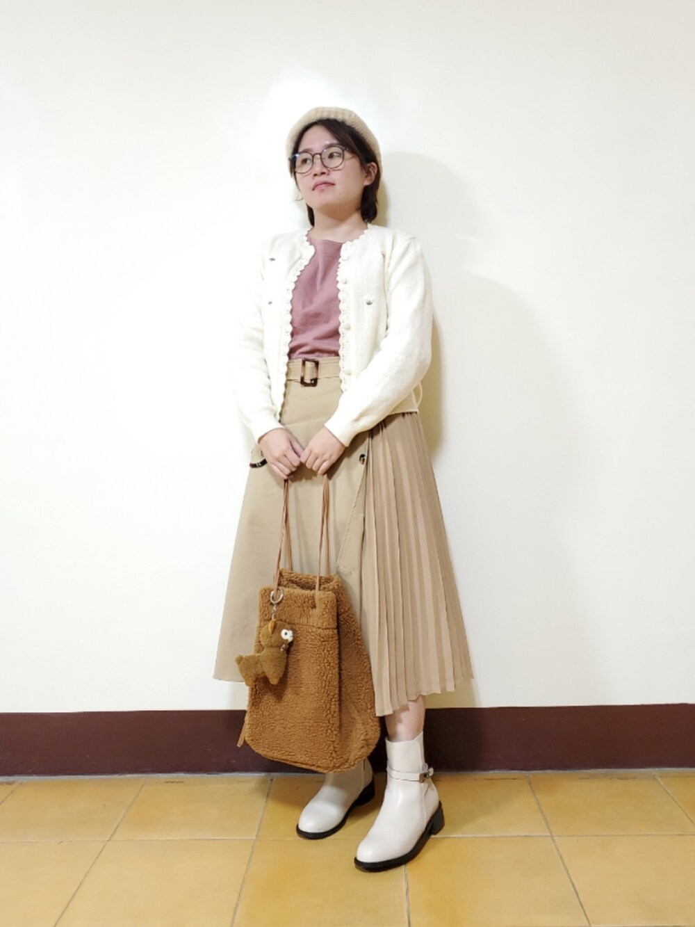 「新星WEARISTAにエントリー、ootd、秋冬コーデ、大人カジュアル、大人女子、低身長、低身長コーデ、切り替え、切り替えスカート」｜「earth music&ecologyの袖レースプルオーバー　＊（Tシャツ/カットソー、レッド系）」を使った、呱呱🍯さん（レディース・152cm）の冬コーディネートの2枚目の写真