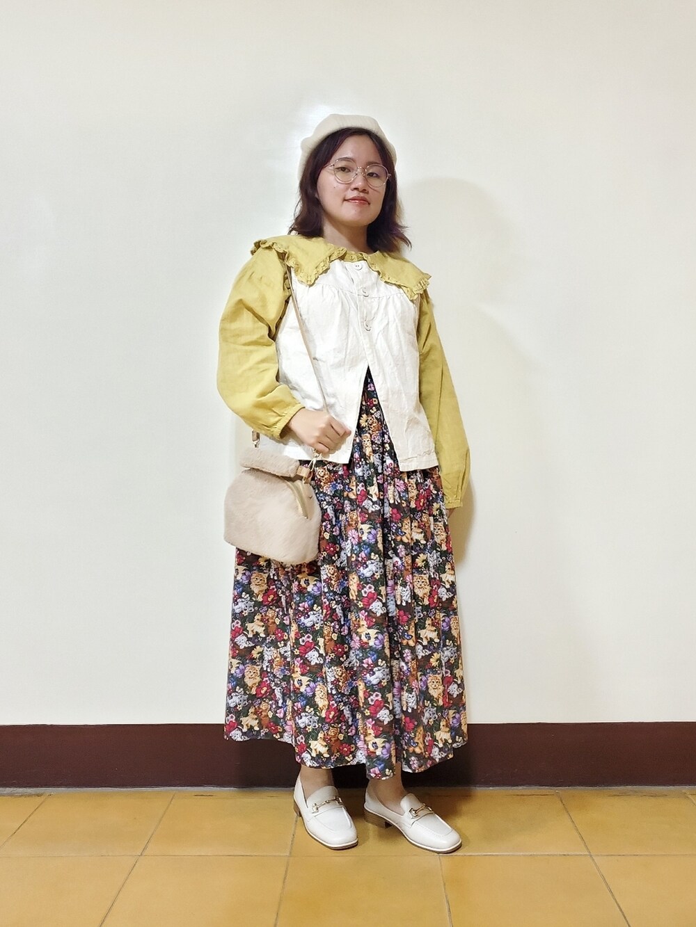 イエロー系のチュニック、その他のスカート、ベージュ系のローファーを着用したレディースの秋コーディネートの2枚目の写真