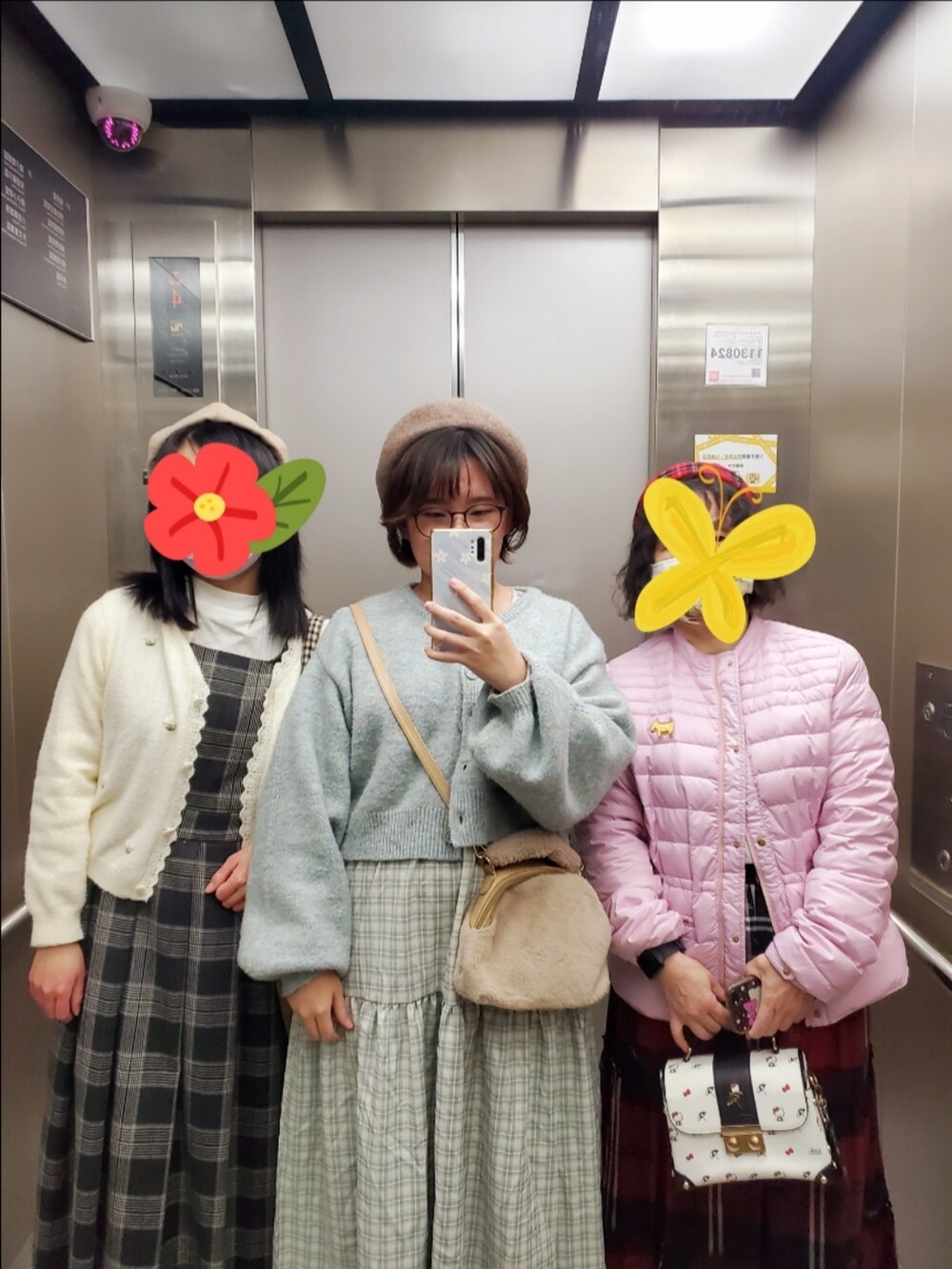 ブルー系のニット/セーター、グリーン系のワンピース/ドレス、ブラウン系のドレスシューズを着用したレディースの冬コーディネートの4枚目の写真