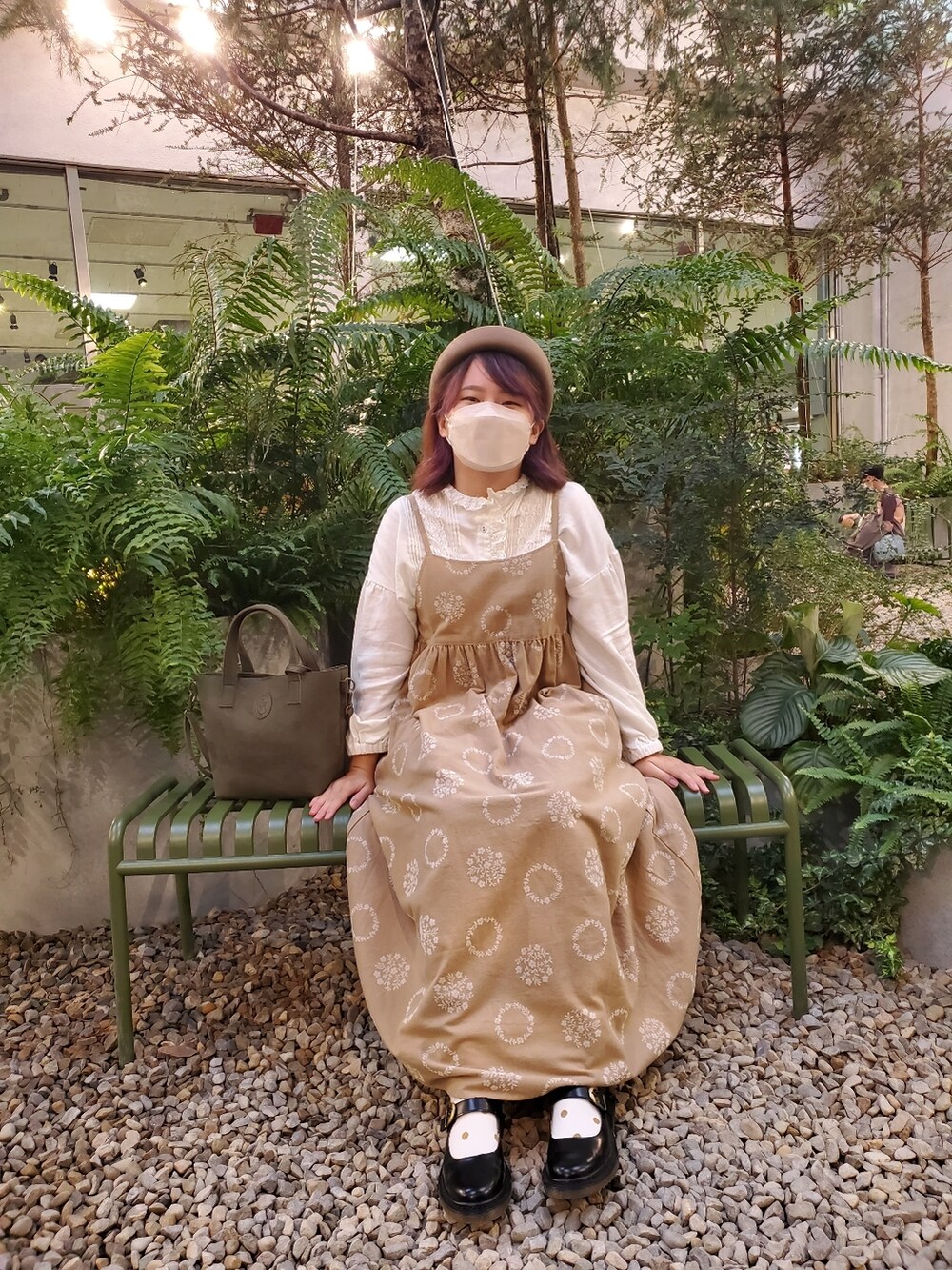 ホワイト系のシャツ/ブラウス、ベージュ系のワンピース、ブラック系のドレスシューズを着用したレディースの秋コーディネートの5枚目の写真