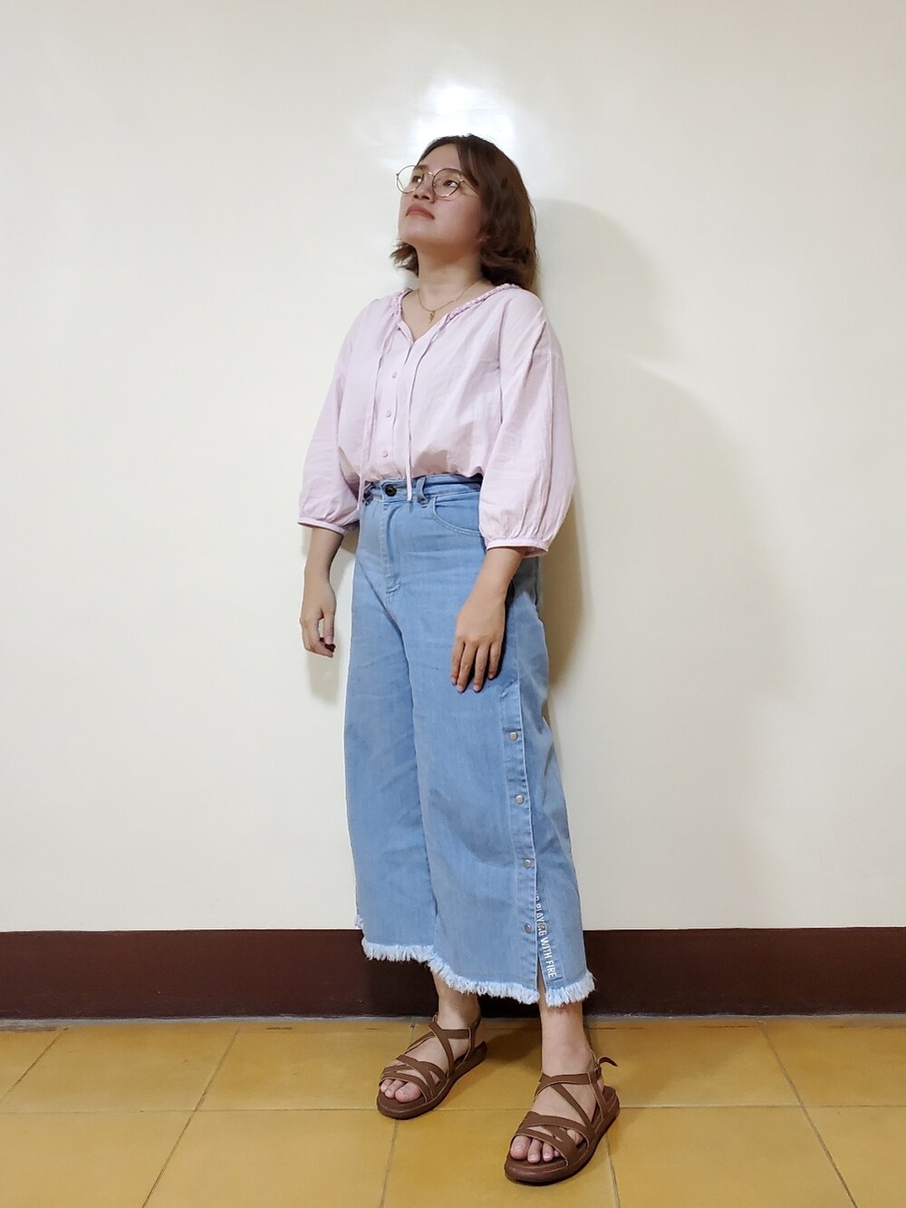 パープル系のシャツ/ブラウス、ブルー系のデニムパンツ、イエロー系のサンダルを着用したレディースの夏コーディネートの2枚目の写真