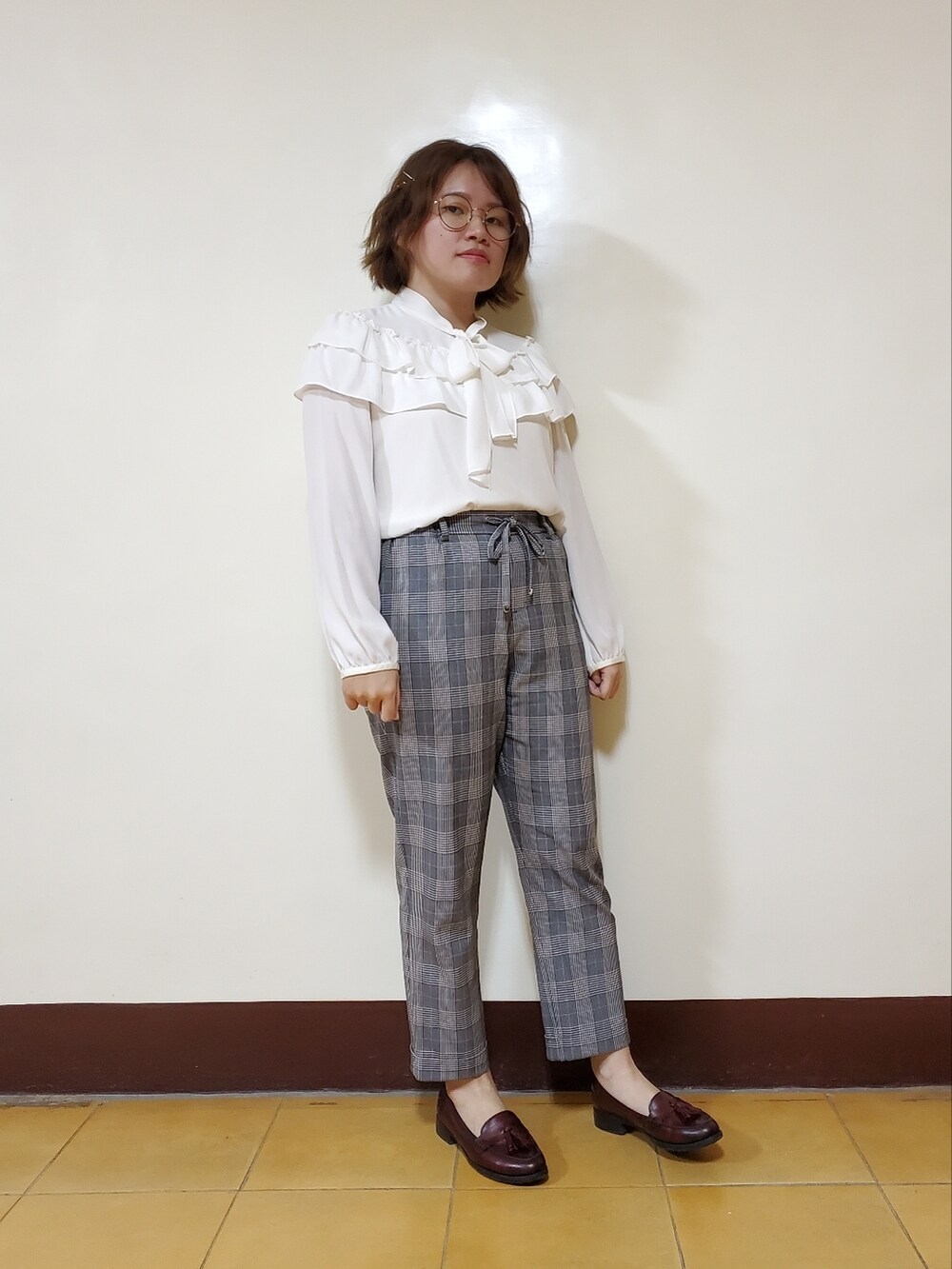 ピンク系のブルゾン、ホワイト系のシャツ/ブラウス、その他のスラックスを着用したレディースの春コーディネートの2枚目の写真
