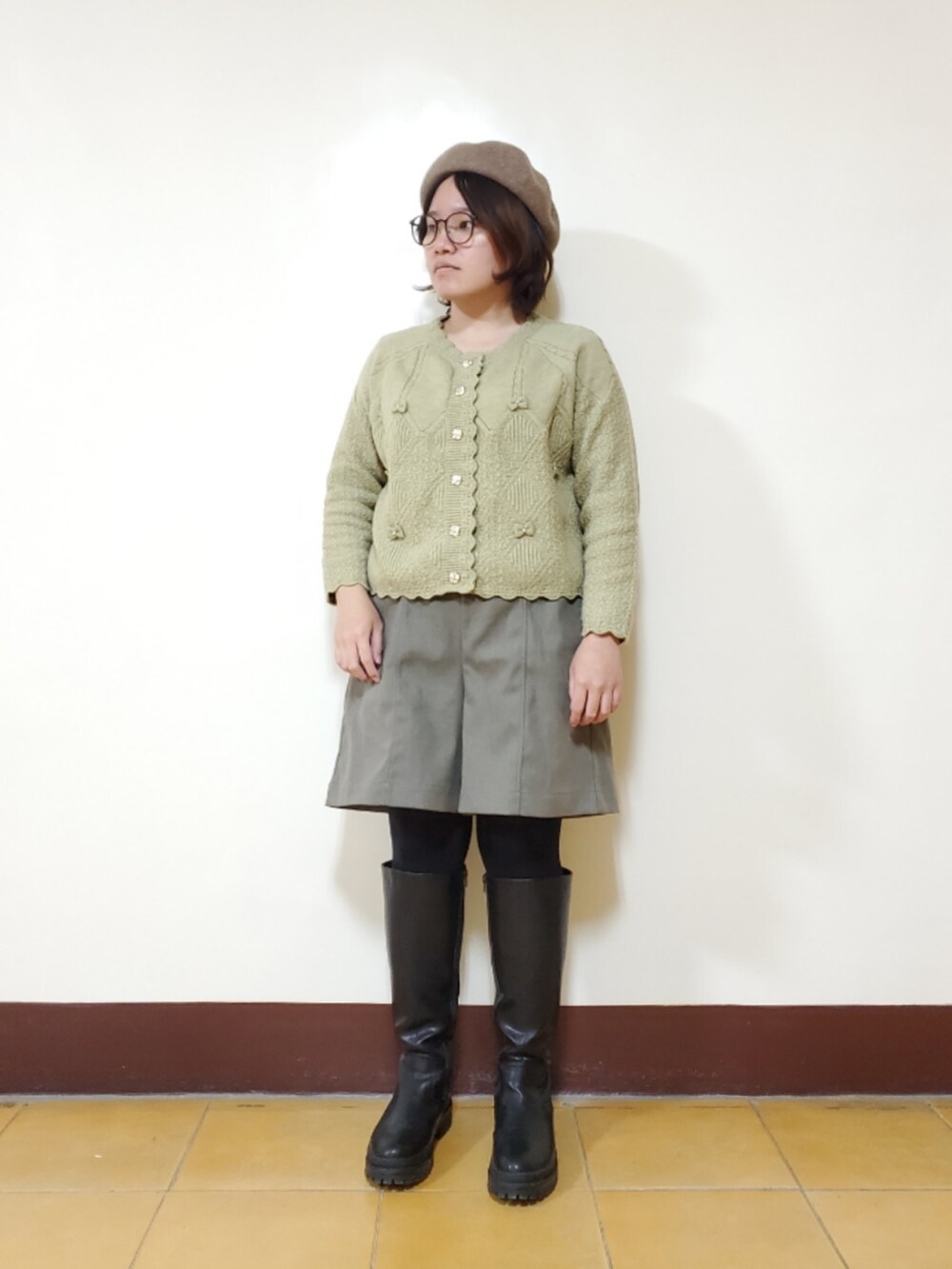 グリーン系のニット/セーター、ベージュ系のジャケット/アウター、グリーン系のその他パンツを着用したレディースの春コーディネートの2枚目の写真