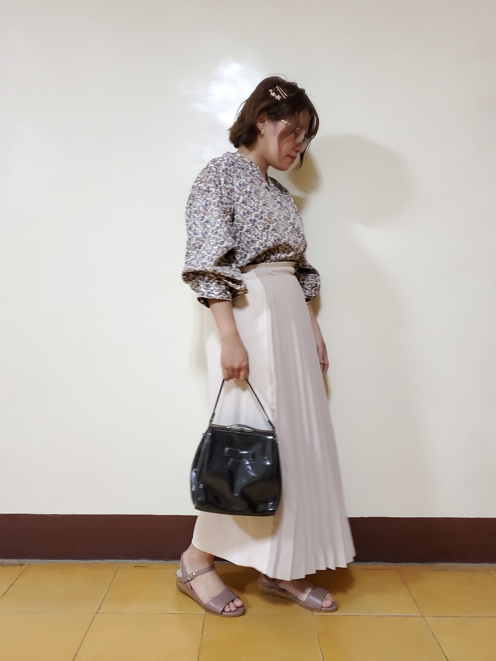 「春コーデ、春夏コーデ、大人カジュアル、大人コーデ、大人女子、異素材、切り替え、花柄、花柄シャツ」｜「YECCA VECCAの2way花柄ボリューム袖ブラウス（シャツ/ブラウス、ホワイト系）」を使った、呱呱🍯さん（レディース・152cm）の夏コーディネートの5枚目の写真