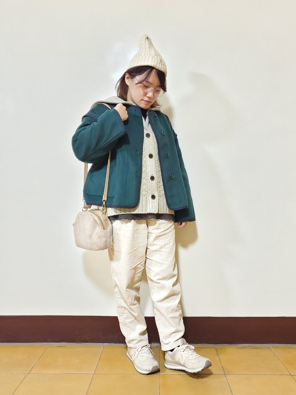 「冬コーデ、大人カジュアル、大人コーデ、低身長、低身長コーデ、ootd、街頭穿搭」｜「Samansa Mos2のパイピングショートコート（ノーカラーコート、グリーン系）」を使った、呱呱🍯さん（レディース・152cm）の冬コーディネートの2枚目の写真