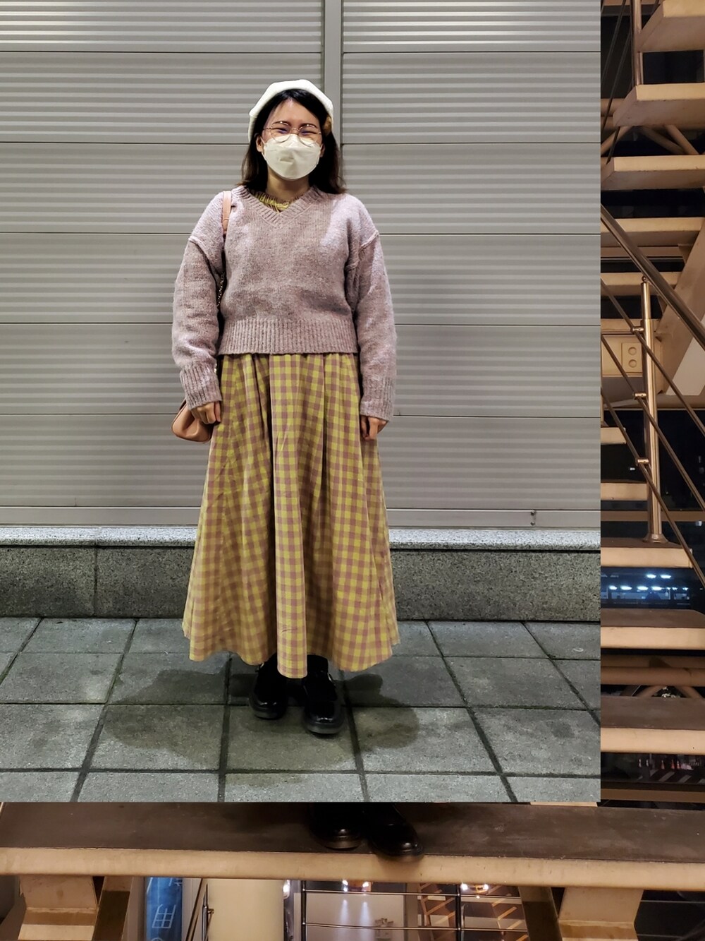 ピンク系のニット/セーター、イエロー系のシャツ/ブラウス、イエロー系のスカートを着用したレディースの冬コーディネートの3枚目の写真