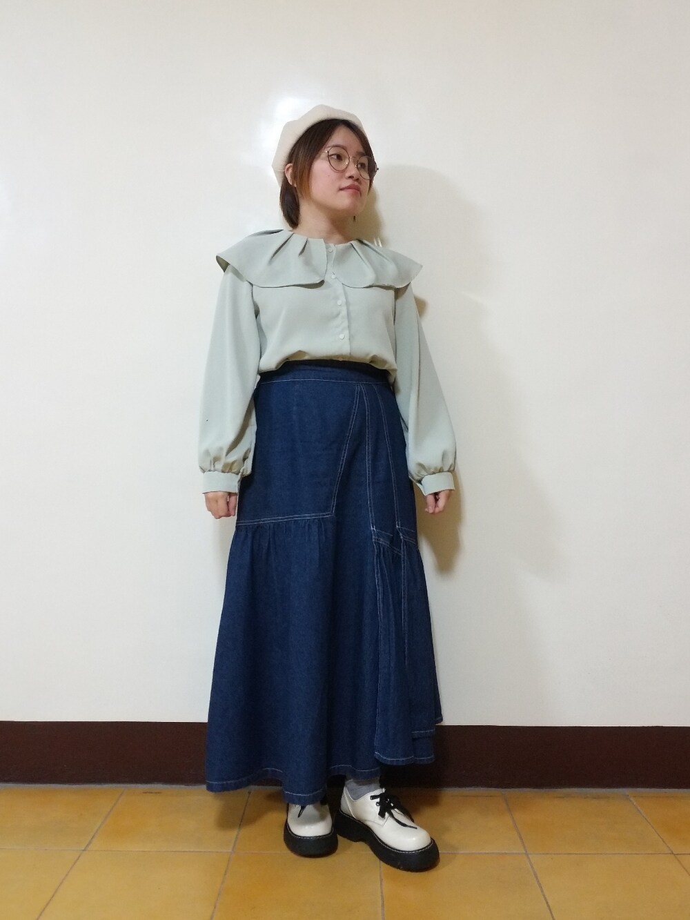 グリーン系のシャツ/ブラウス、ブルー系のデニムスカート、その他のカーディガン/ボレロを着用したレディースの春コーディネートの4枚目の写真