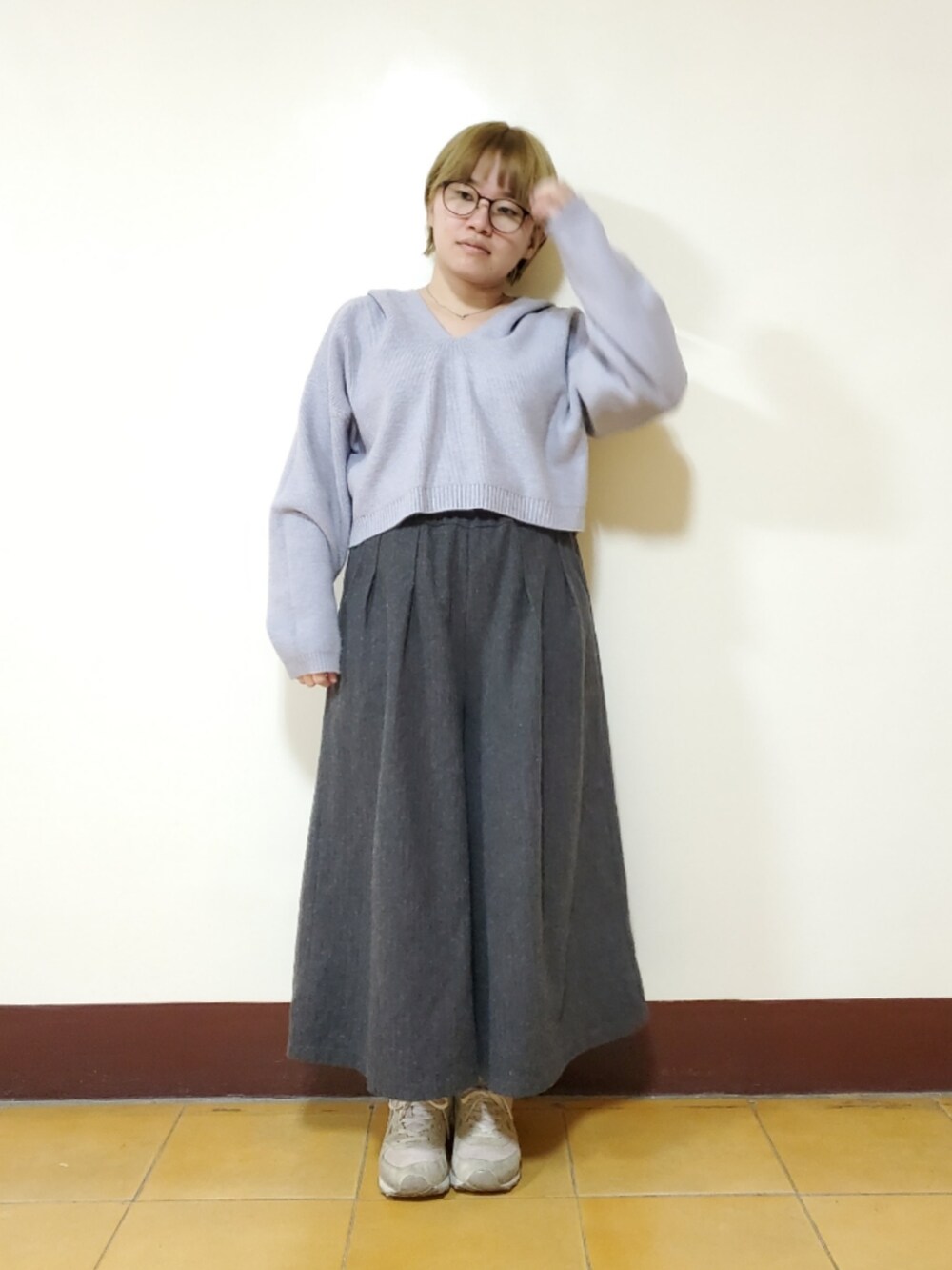 ブルー系のニット/セーター、グレー系のパンツ、ベージュ系のシューズを着用したレディースの春コーディネートの2枚目の写真