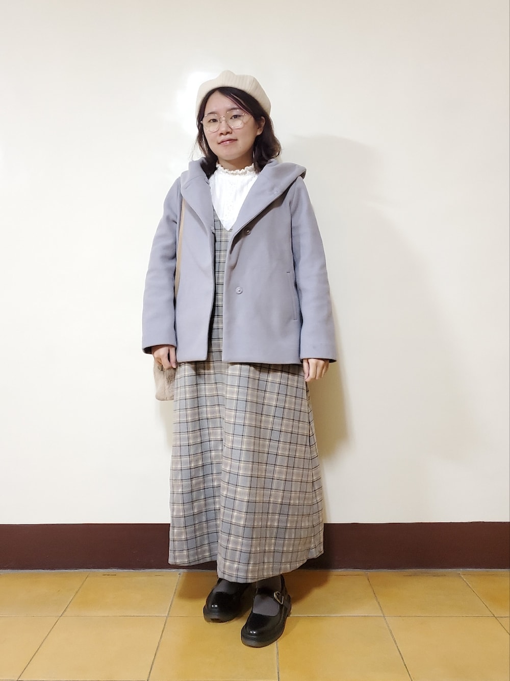 「ootd、冬コーデ、大人カジュアル、大人コーデ、大人女子、低身長、チェック柄、チェック柄ワンピース」｜「earth music&ecologyのフードショートコート ＊（その他アウター、ブルー系）」を使った、呱呱🍯さん（レディース・152cm）の冬コーディネートの2枚目の写真
