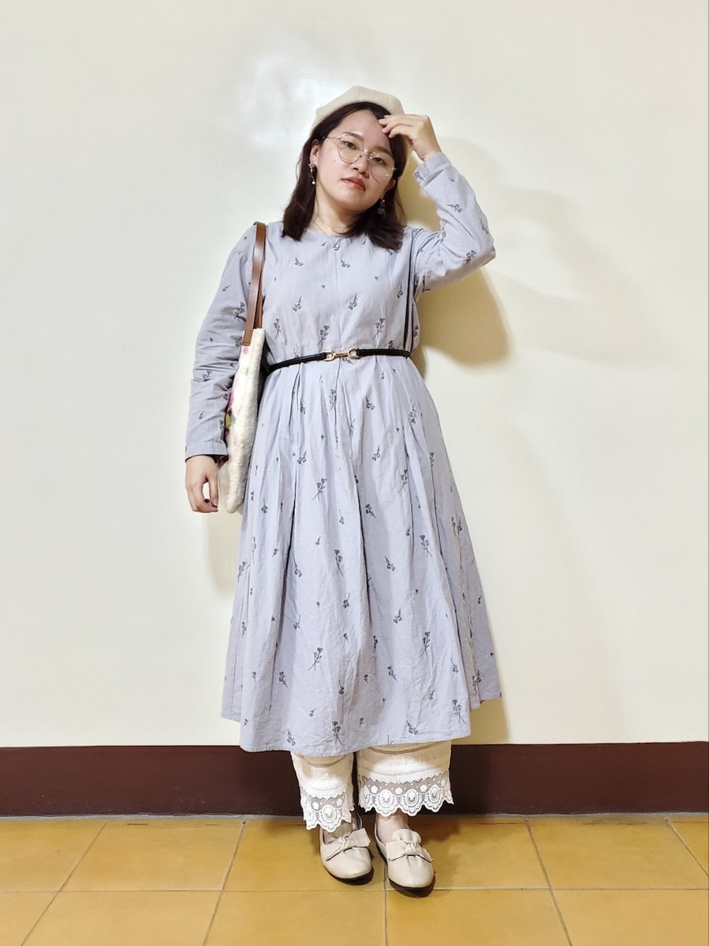 ベージュ系のノーカラージャケット、ブルー系のワンピース、ホワイト系のその他パンツを着用したレディースの春コーディネートの2枚目の写真