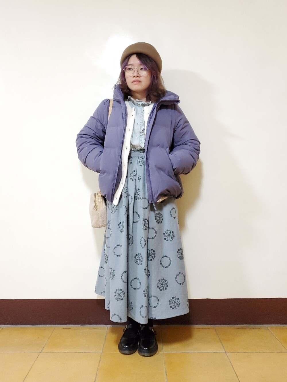 グリーン系のシャツ/ブラウス、ブルー系のスカート、ホワイト系のカーディガン/ボレロを着用したレディースの冬コーディネートの2枚目の写真