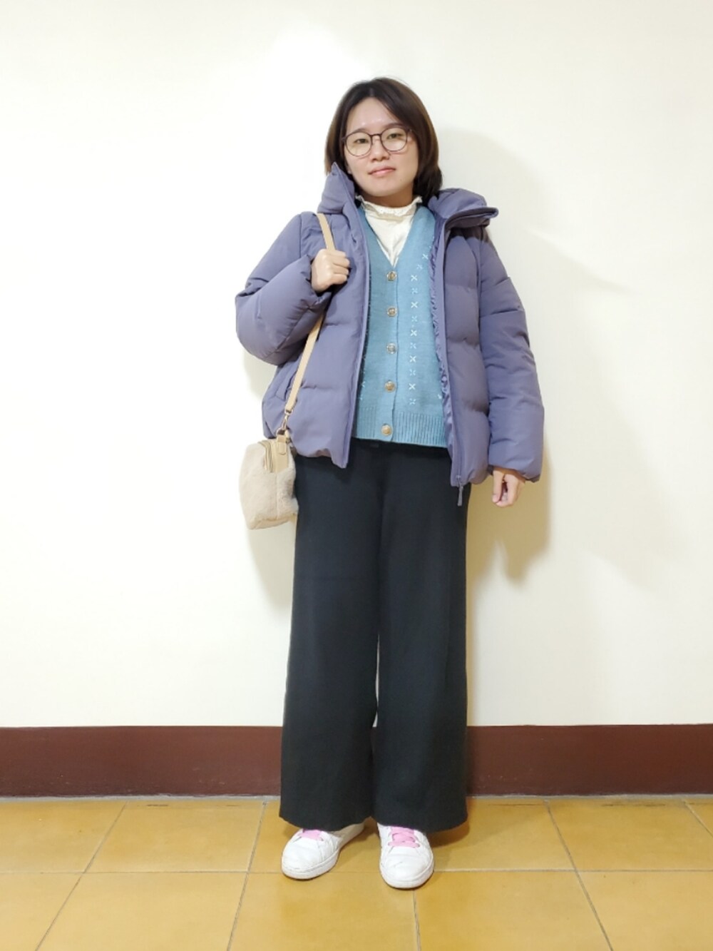 「新星WEARISTAにエントリー、ootd、秋冬コーデ、冷色系、大人カジュアル、大人コーデ、低身長、低身長コーデ、刺繍」｜「UNIQLOの無縫羽絨連帽外套 BLUE  L（ダウンジャケット/コート、ブルー系）」を使った、呱呱🍯さん（レディース・152cm）の冬コーディネートの3枚目の写真