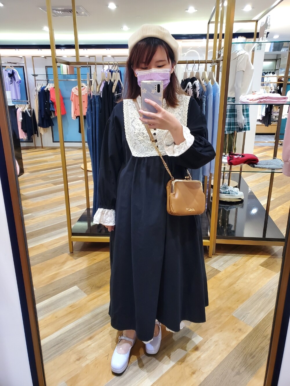 「お出かけコーデ日記、大人カジュアル、大人女子、低身長、低身長コーデ、刺繍、花柄、黑白搭配」｜「Samansa Mos2の胸元メッシュレースと刺繍のワンピース（ワンピース、ブラック系）」を使った、呱呱🍯さん（レディース・152cm）の夏コーディネートの2枚目の写真